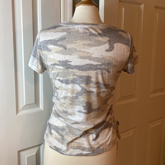 Vince Camuto Tan & Gray Camo Short Sleeved Shirt Size Small in EUC - Picture 4 of 6